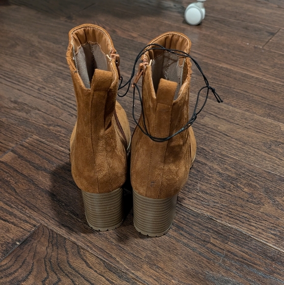 NWOB Maurices Alexa Brown Lug Ankle Boot - Picture 6 of 10